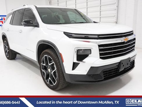 Used 2025 Chevrolet Traverse High Country image 3