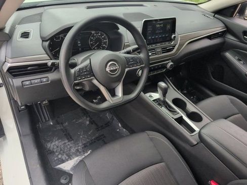 Used 2025 Nissan Altima 2.5 SV FWD image 15