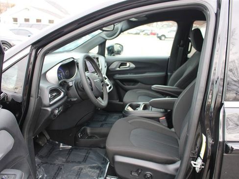 Used 2024 Chrysler Pacifica Touring image 11