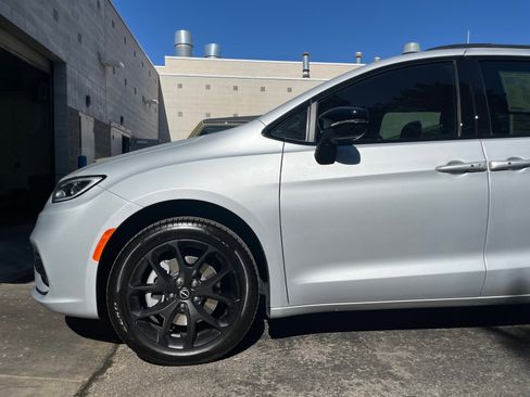 New 2026 Chrysler Pacifica Select w/ S Appearance Package AWD/4WD image 9