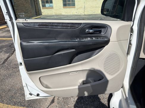 Used 2015 Dodge Grand Caravan SXT FWD image 29