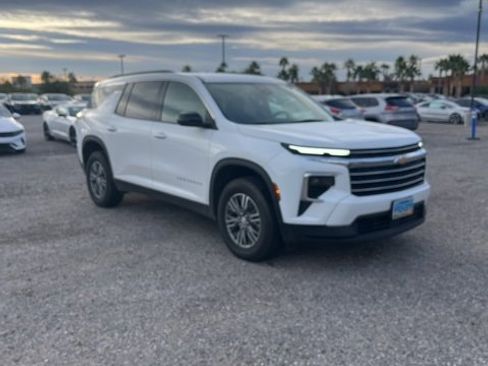 Used 2025 Chevrolet Traverse LT image 2