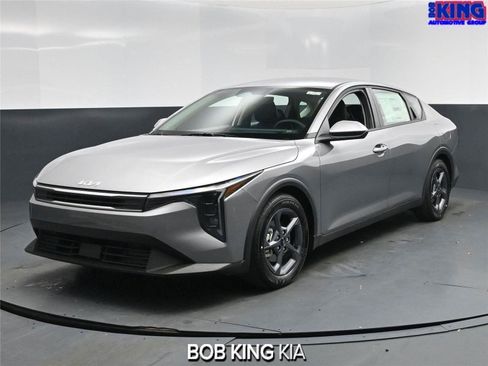 New 2025 Kia K4 LXS image 1