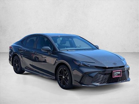 Used 2025 Toyota Camry SE FWD image 3