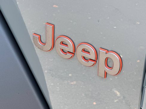 Used 2025 Jeep Gladiator Mojave w/ Safety Group AWD/4WD image 31