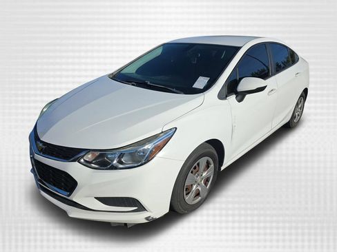 Used 2017 Chevrolet Cruze LS image 2