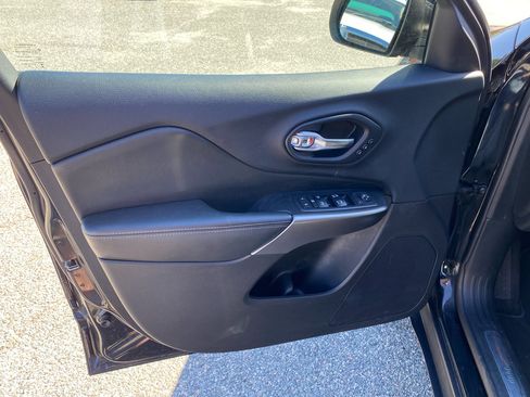 Used 2019 Jeep Cherokee Limited image 15