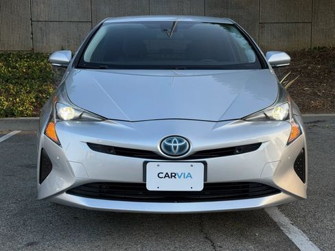 Used 2017 Toyota Prius Two w/ Prius Two Safety Plus Package FWD image 4