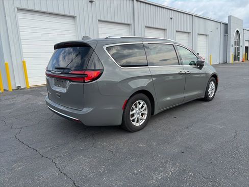 Used 2021 Chrysler Pacifica Touring-L image 7