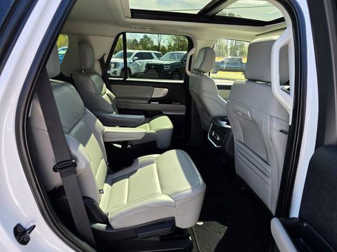 Used 2025 Ford Expedition Active image 10