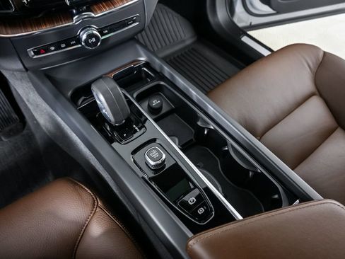 Certified 2024 Volvo XC60 B5 Plus w/ Climate Package AWD/4WD image 19