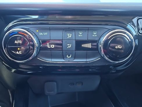 Used 2025 Chevrolet Trax LT FWD image 18