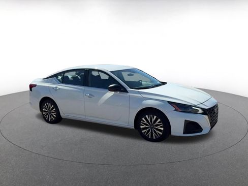 Used 2025 Nissan Altima 2.5 SV FWD image 2