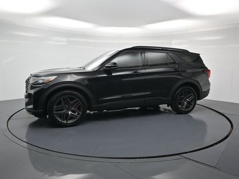 Used 2025 Ford Explorer ST image 2