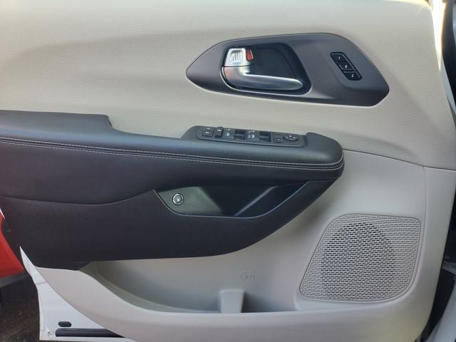 Used 2024 Chrysler Pacifica Limited FWD image 7