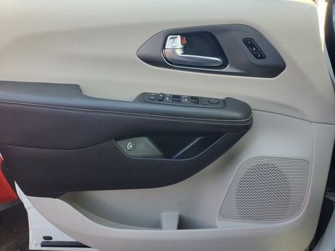 Used 2024 Chrysler Pacifica Limited FWD image 7