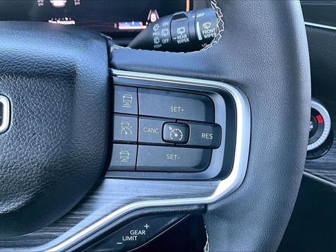 Used 2024 Jeep Wagoneer L Series II w/ Premium Group I image 18