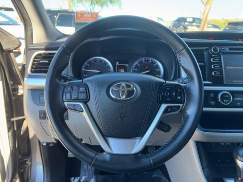 Certified 2019 Toyota Highlander FWD V6 image 21