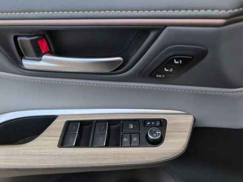 Used 2022 Toyota Venza XLE image 16