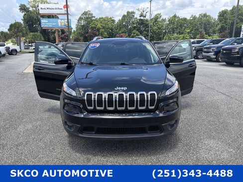 Used 2018 Jeep Cherokee Latitude Plus AWD/4WD image 30