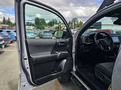 Used 2021 Toyota Tacoma TRD Off-Road AWD/4WD image 18