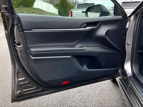 Used 2023 Toyota Camry SE image 9