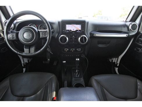 Used 2018 Jeep Wrangler Unlimited Sahara w/ Connectivity Group AWD/4WD image 12