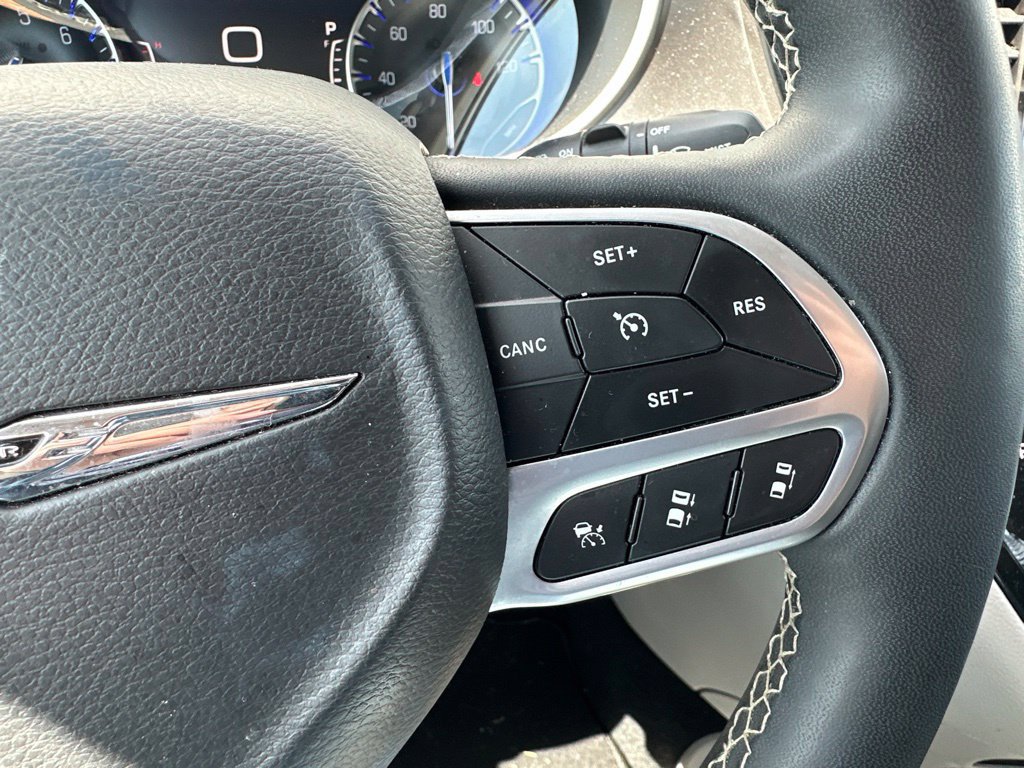 Used 2024 Chrysler Pacifica Touring-L FWD image 27