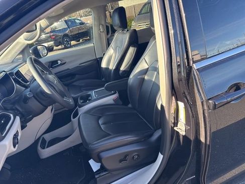 Used 2023 Chrysler Pacifica Touring-L image 13