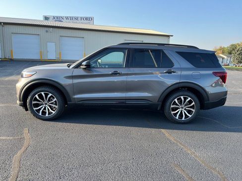 Used 2023 Ford Explorer ST image 2