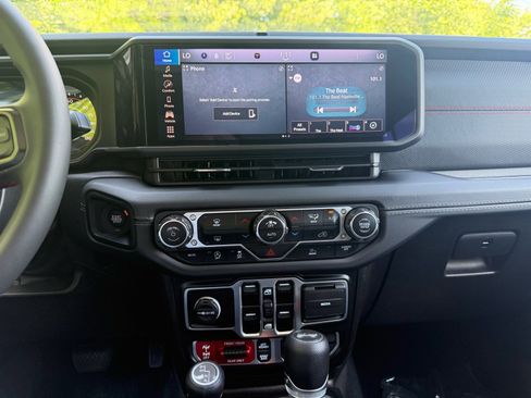 Used 2025 Jeep Wrangler Unlimited Rubicon AWD/4WD image 43