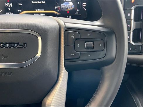 Used 2023 GMC Yukon XL Denali image 17