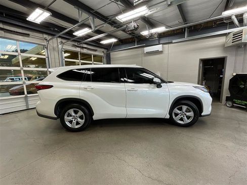 Used 2021 Toyota Highlander LE FWD image 6
