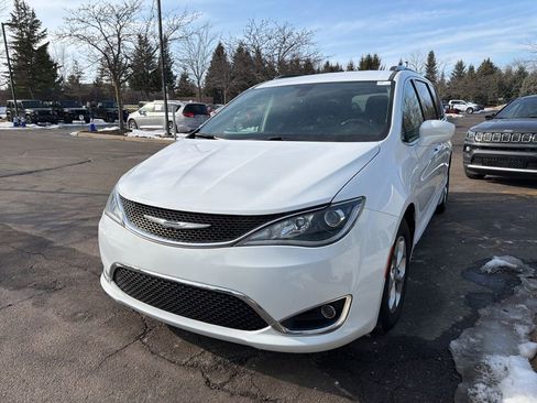 Used 2017 Chrysler Pacifica Touring-L Plus image 6