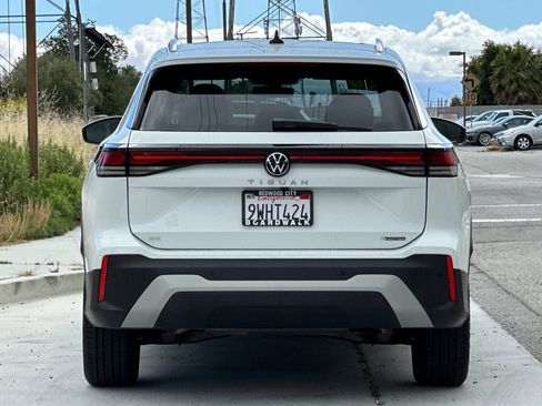 Certified 2026 Volkswagen Tiguan SE w/ Panoramic Sunroof Package AWD/4WD image 5