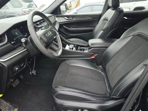 Used 2023 Jeep Grand Cherokee Altitude image 8