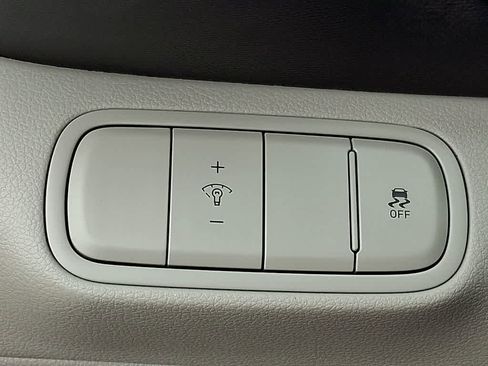 Certified 2025 Hyundai Venue SEL FWD image 23