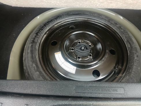 Used 2018 Ford Explorer XLT w/ Equipment Group 202A FWD image 17