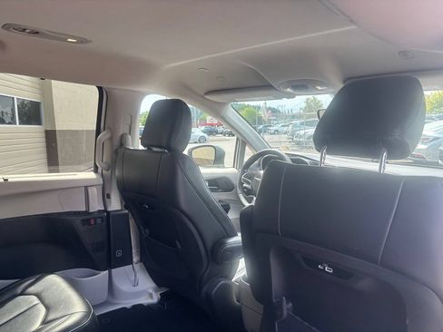 Used 2023 Chrysler Pacifica Touring-L FWD image 17