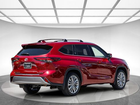Used 2026 Toyota Highlander Platinum AWD/4WD image 4