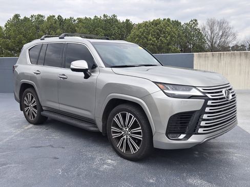 Used 2023 Lexus LX 600 4WD w/ Luxury Package image 2