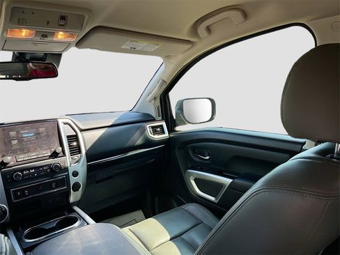 Used 2021 Nissan Titan SV w/ SV Convenience Package image 21