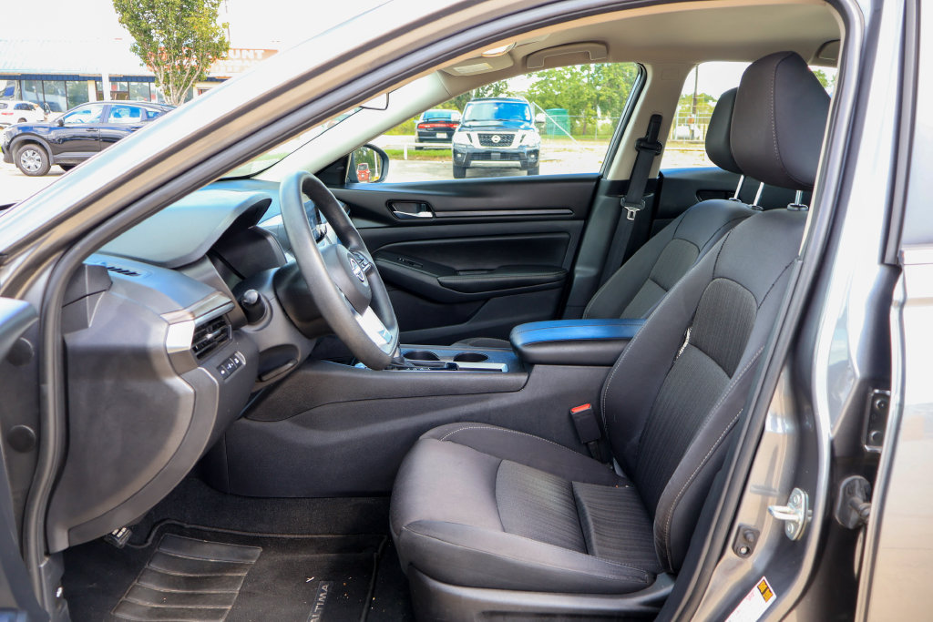 Used 2025 Nissan Altima 2.5 SV FWD image 7