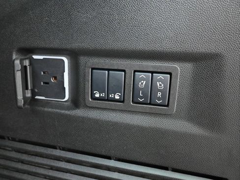 Used 2025 GMC Yukon Denali AWD/4WD image 17