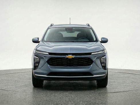 Used 2025 Chevrolet Trax LT image 2