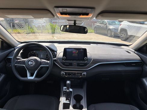 Used 2025 Nissan Altima 2.5 SV FWD image 33