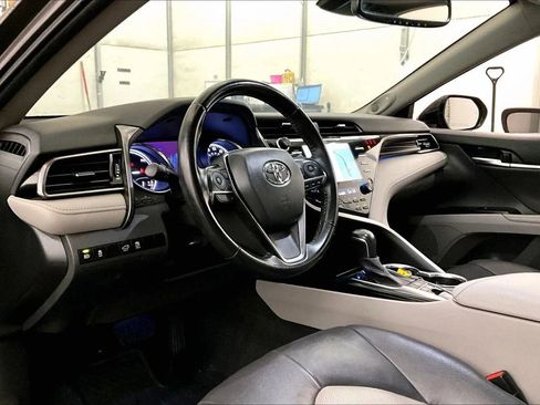 Used 2020 Toyota Camry XLE w/ Sunroof Package image 13