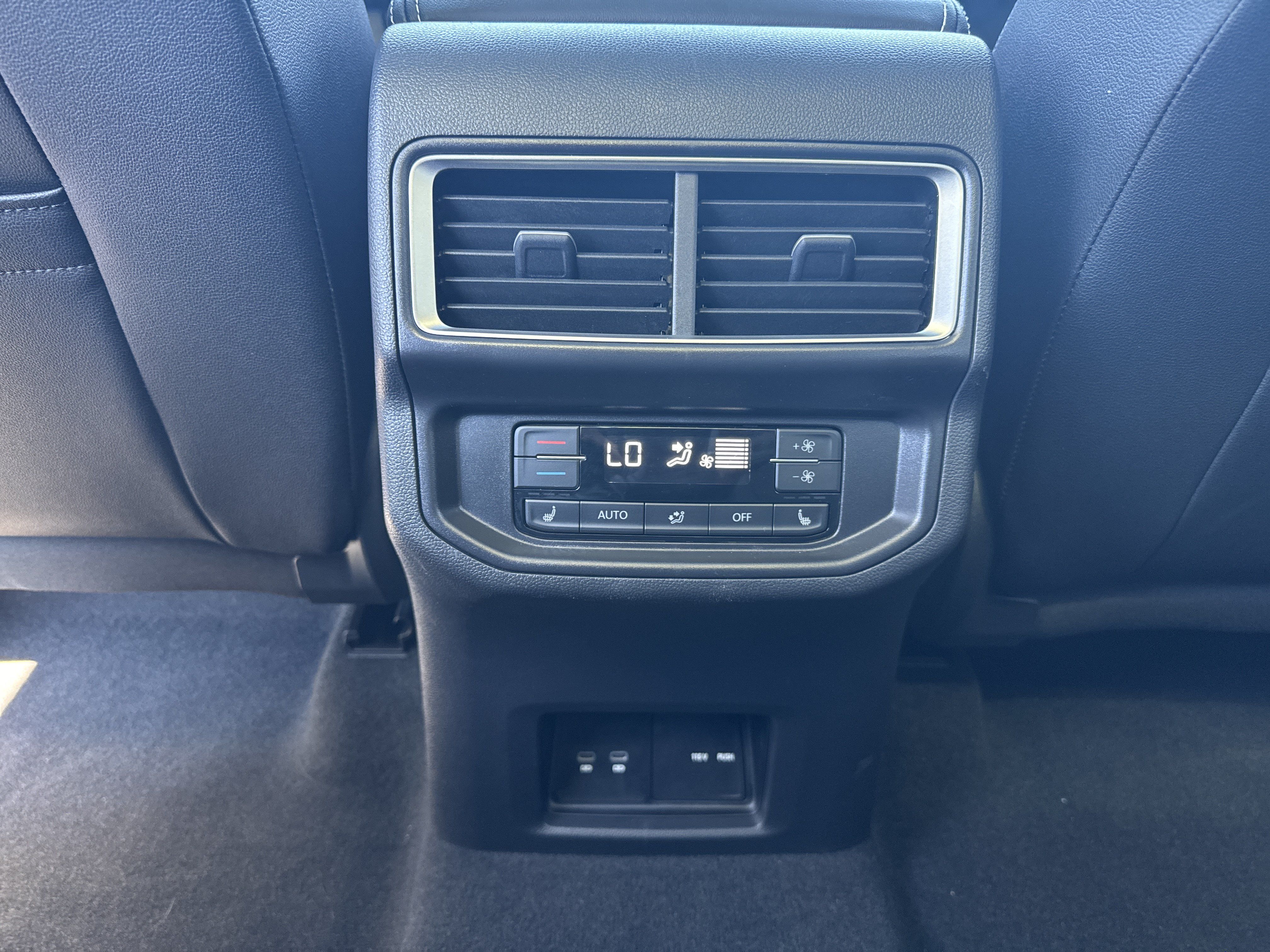 Used 2025 Volkswagen Atlas SEL AWD/4WD image 28