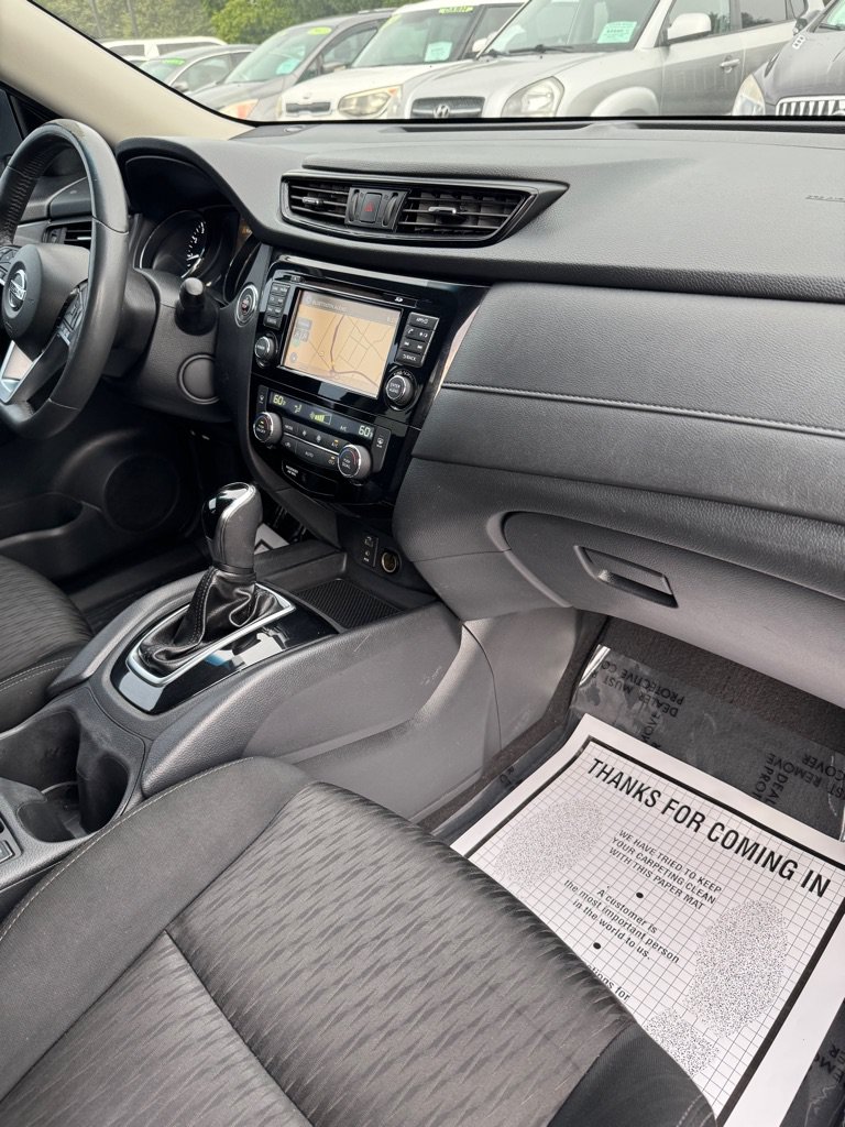 Used 2017 Nissan Rogue SV w/ SV Premium Package FWD image 10