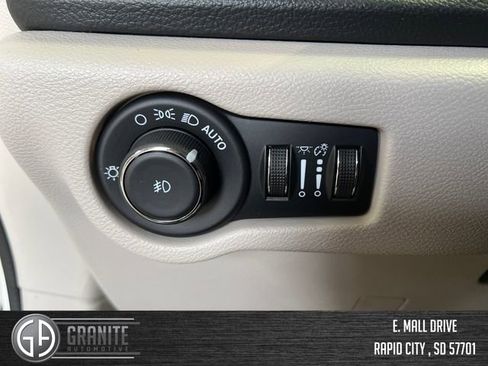 Used 2024 Chrysler Pacifica Limited FWD image 31